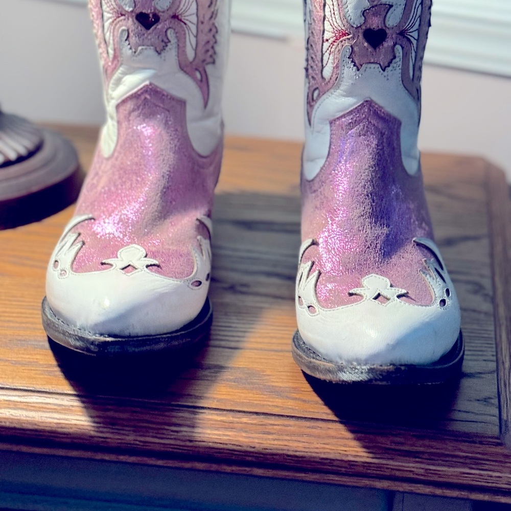 ++MAKE OFFER ++
Womens short Mexicana Shimmery Pink and white boot size 7 1/2.
